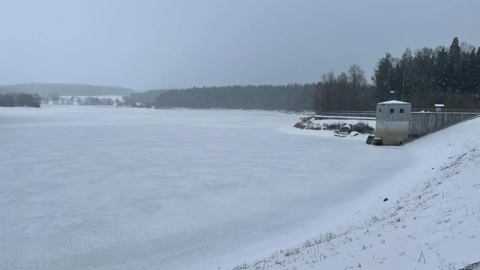 Auf dem Liebensteinspeicher hat sich eine Eisfläche gebildet (aktuelles Bild). Das Betreten der Fläche ist lebensgefährlich. (Bild: WWA Weiden, Sebastian Siller)