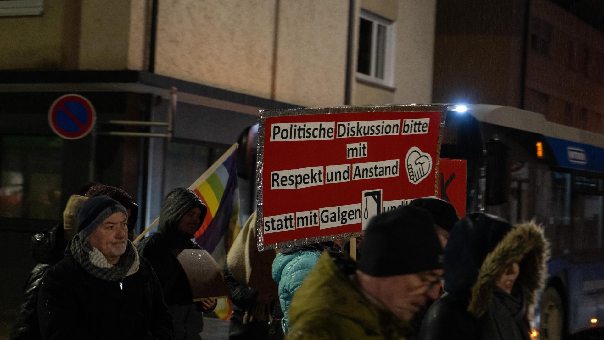 Bei der Demo gegen Rechts haben sich tausende Menschen zu einem Protestmarsch durch Weiden versammelt. (Bild: knz)