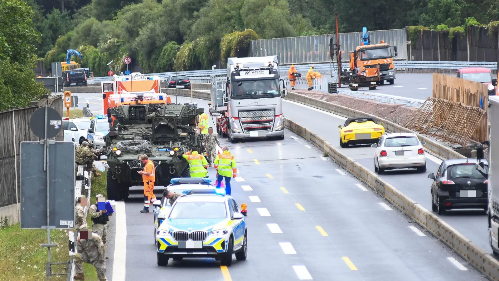 Die A 93 bei Weiden ist derzeit wegen eines Unfalls an der Einfädelspur Weiden-West Richtung Norden gesperrt. (Bild: Gabi Schönberger)