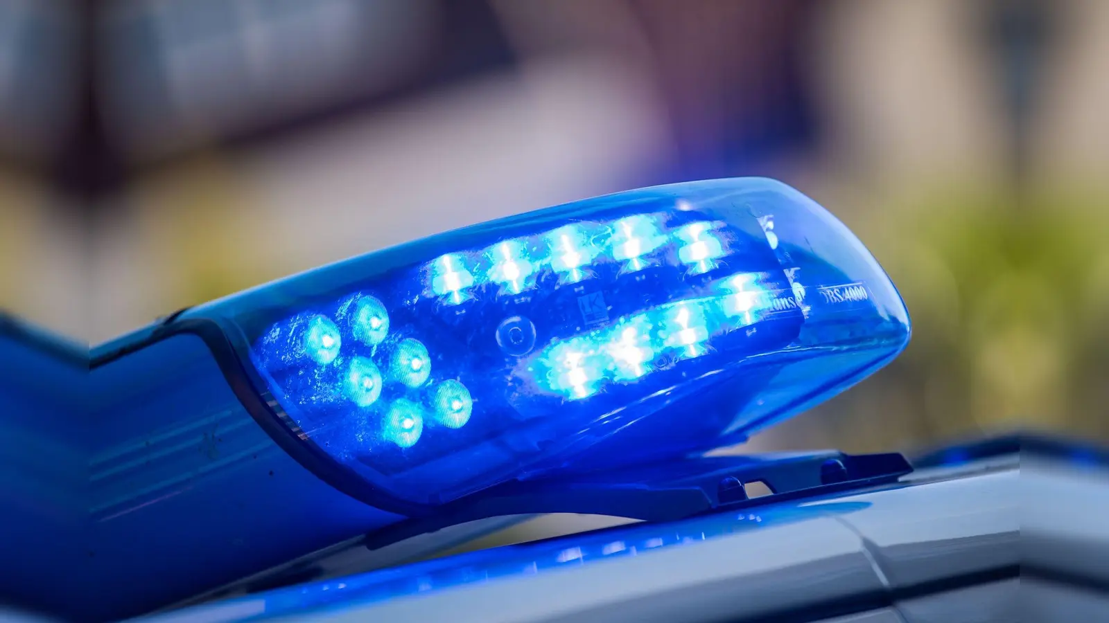 In Mantel kam es zu einem Unfall mit Fahrerflucht. Ein blauer BMW beschädigte eine Mülltonne. Die Polizei sucht nach dem Fahrer. (Symbolbild: Lino Mergeler/dpa)