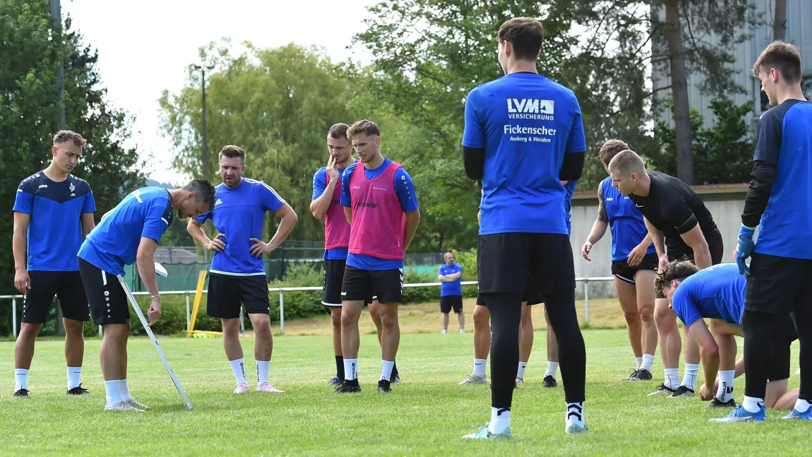 Trainingsauftakt bei der SpVgg SV Weiden: Cheftrainer Michael Riester (Zweiter von links) erklärt seinen Spielern die Laufwege bei der nächsten Übung. (Bild: A. Schwarzmeier)