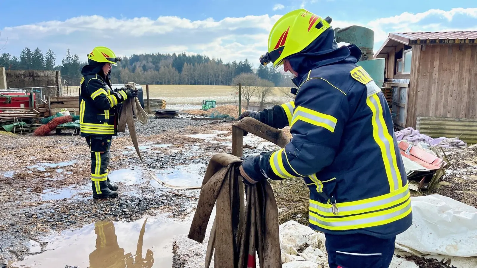 Elf Feuerwehren waren am Montag in Rotzendorf bei Püchersreuth im Einsatz, weil ein Misthaufen sich vermutlich selbst entzündet hatte.  (Bild: Gabi Schönberger)