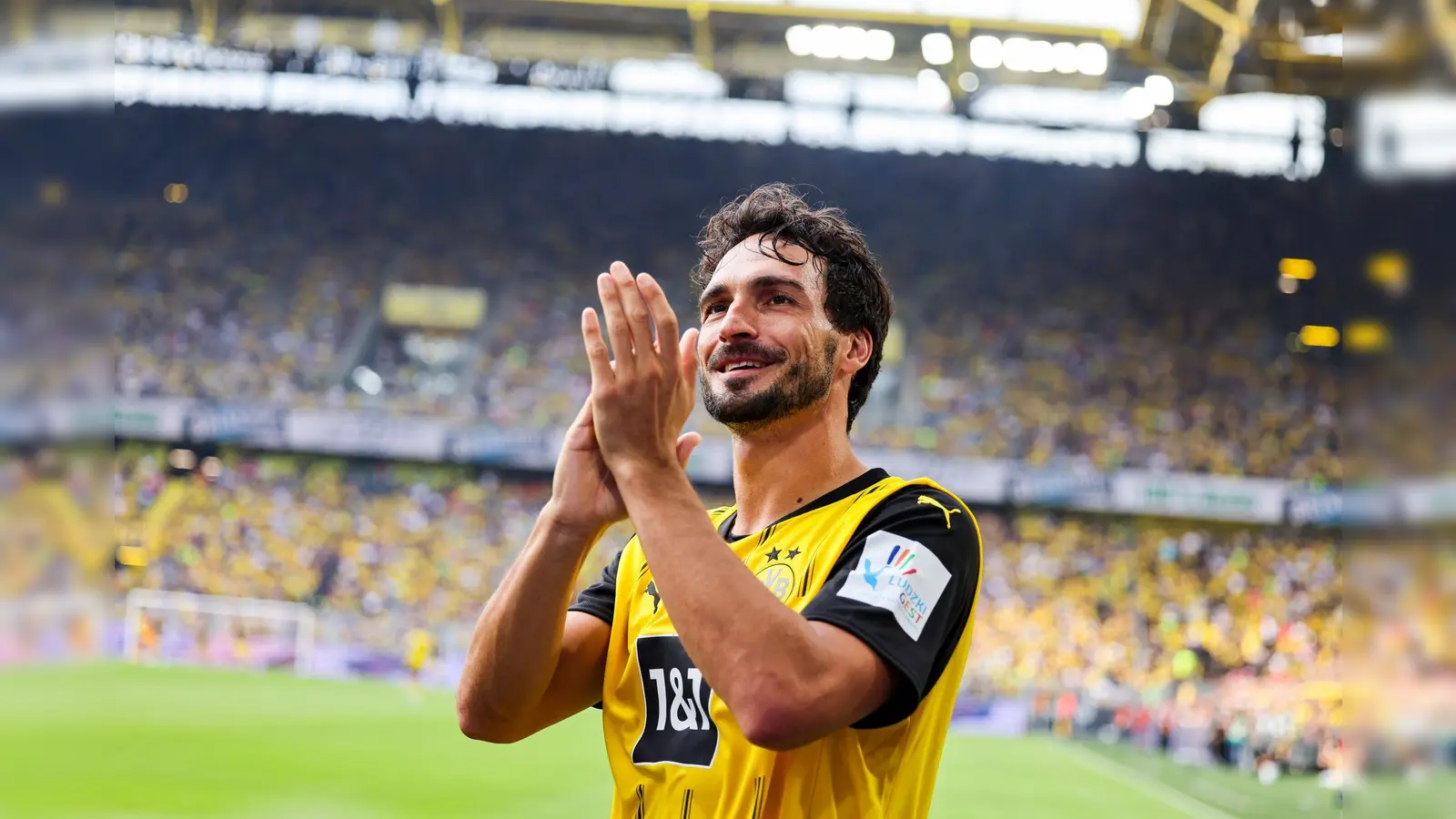 Mats Hummels kam zum Abschiedsspiel mit dem E-Roller. (Bild: Christoph Reichwein/dpa)