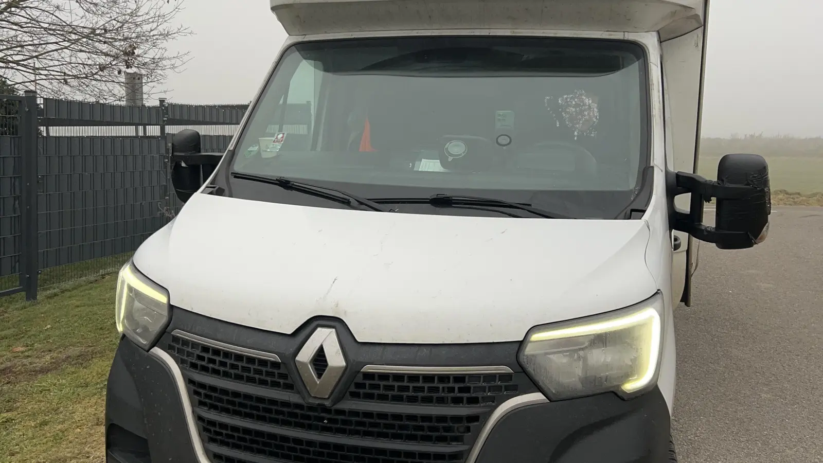 Einen Fall von AdBlue-Manipulation hat die Polizei auf A 6 bei Vohenstrauß aufgedeckt: Bei diesem Fahrzeug war die Technik außer Betrieb gesetzt. (Bild: VPI Weiden i.d.OPf)