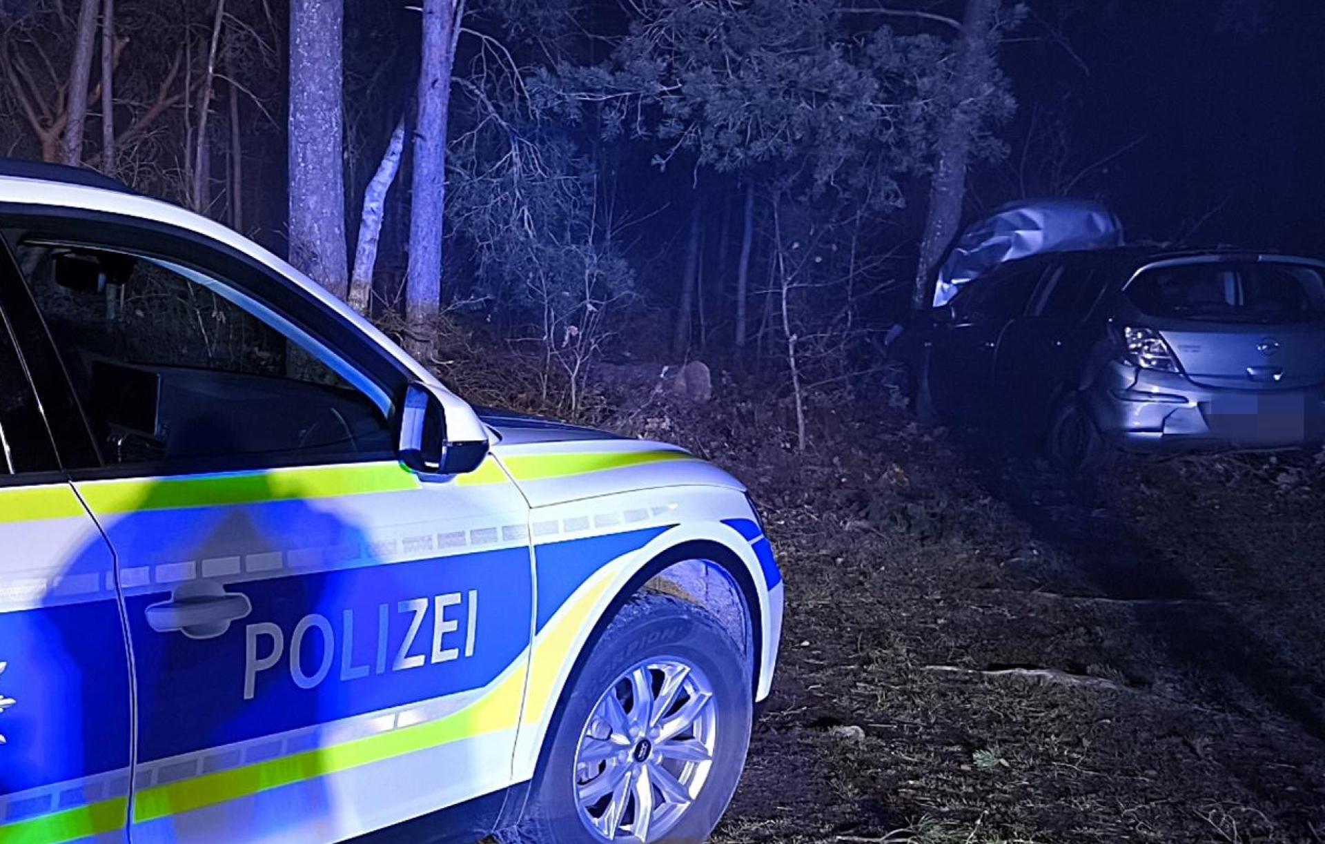 Freitagnacht mussten die Einsatzkräfte zu einem Verkehrsunfall in Josephstal ausrücken. Dort war ein Pkw von der Straße abgekommen und gegen einen Baum geprallt. (Bild: jma)