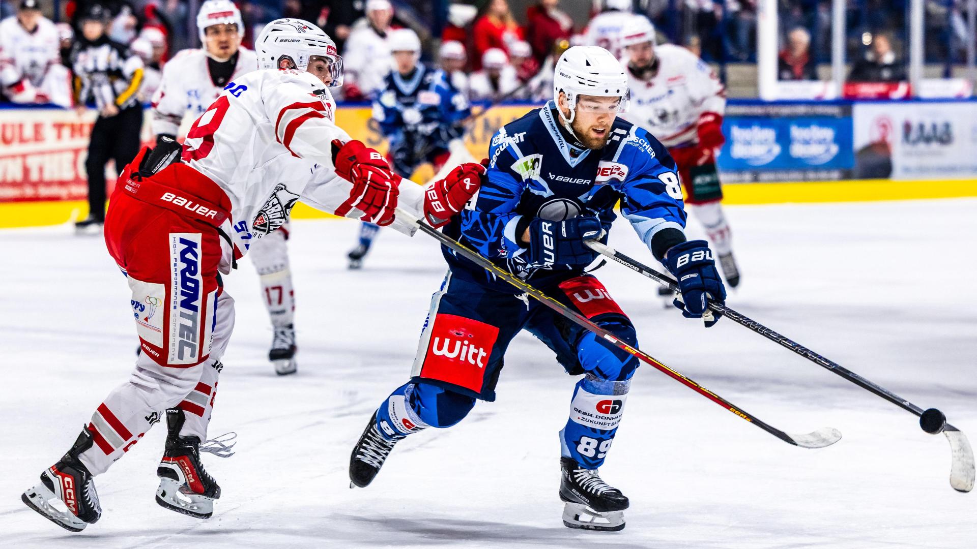 Tyler Ward (rechts) von den Blue Devils Weiden im Duell mit dem Regensburger Nick Mähler. (Bild: Tobias Neubert)