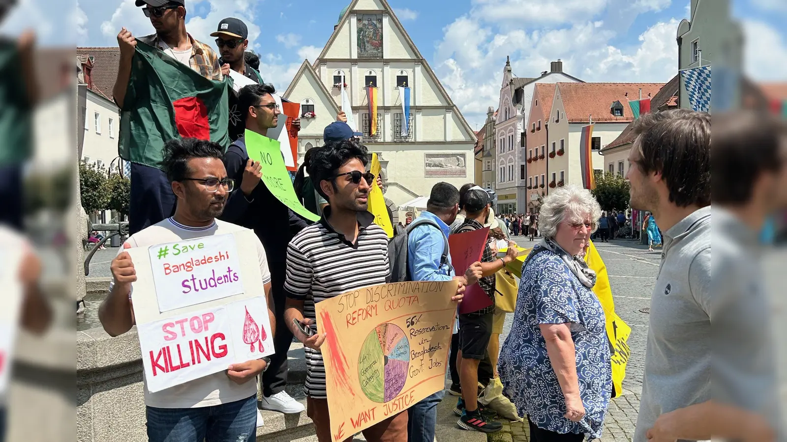 OTH-Studenten aus Bangladesch demonstrierten am Samstag, 20. Juli, auf dem Oberen Markt in Weiden wegen der schrecklichen Unruhen in ihrem Heimatland.  (Bild: Veit Wagner/Amnesty International )