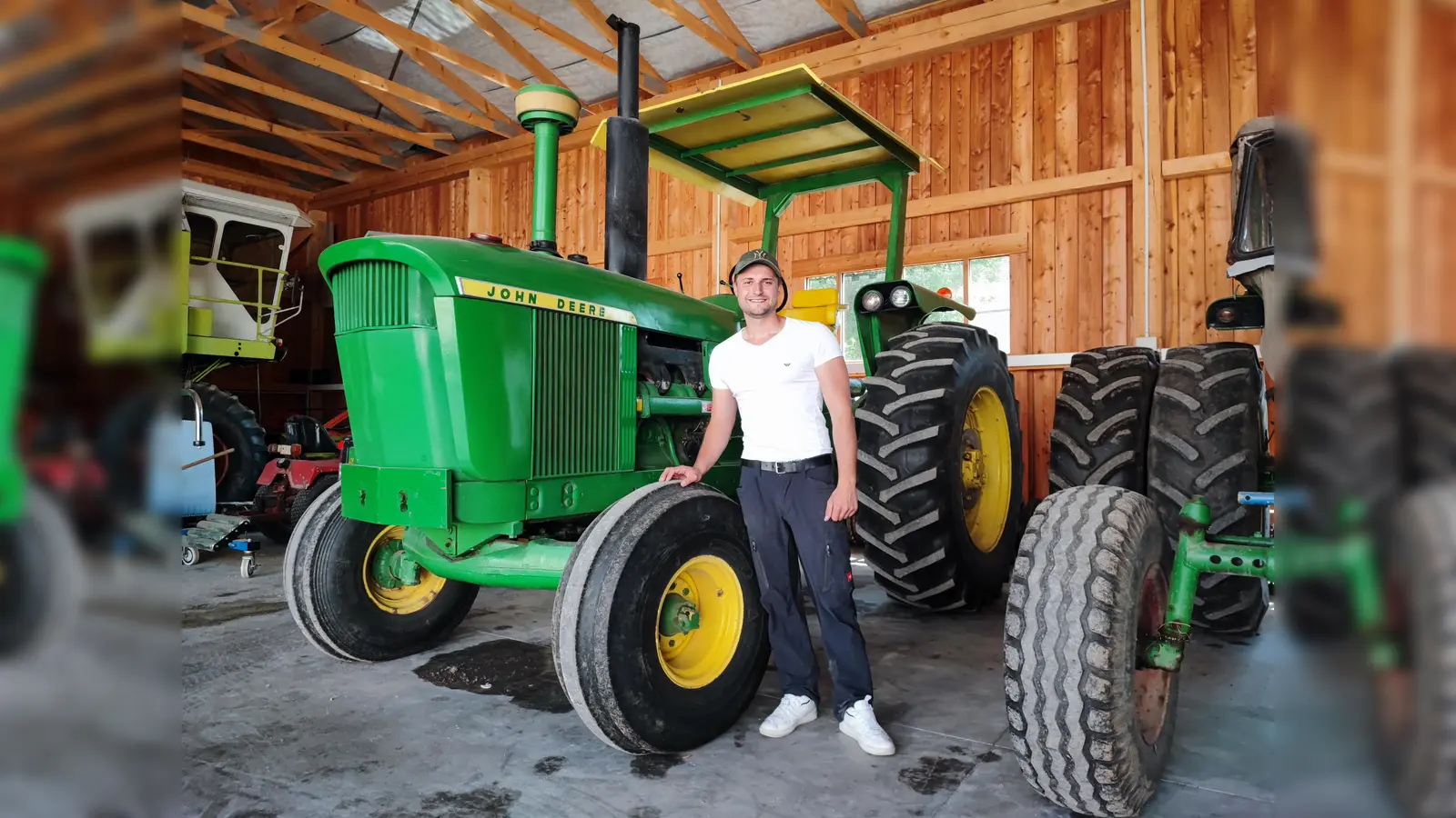 Drei John-Deere-Traktoren gehören zum Maschinenpark des Anwesens von Daniel Eibisch. Mit diesem Modell, das ursprünglich aus Kanada stammt, ist der Kaibitzer auch in der aktuellen „Bauer sucht Frau”-Auftaktfolge zu sehen.  (Bild: luk)