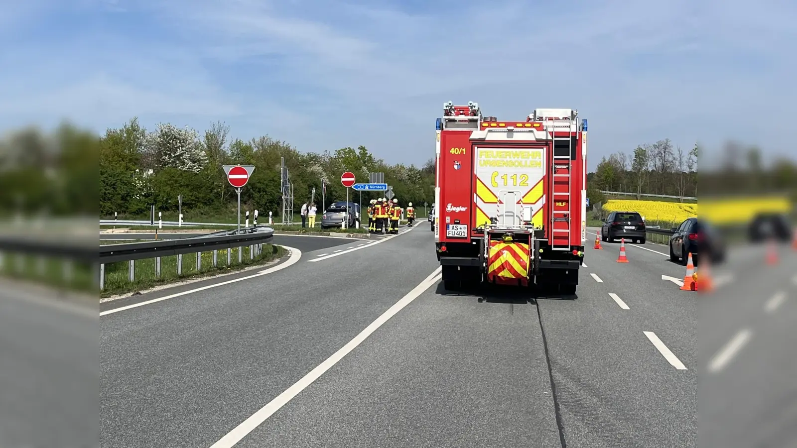 Durch die Wucht der Frontalkollision wurde der Mini in den Grünstreifen direkt an der A6-Auffahrt bei Ursensollen geschleudert. (Bild: Feuerwehr Ursensollen)