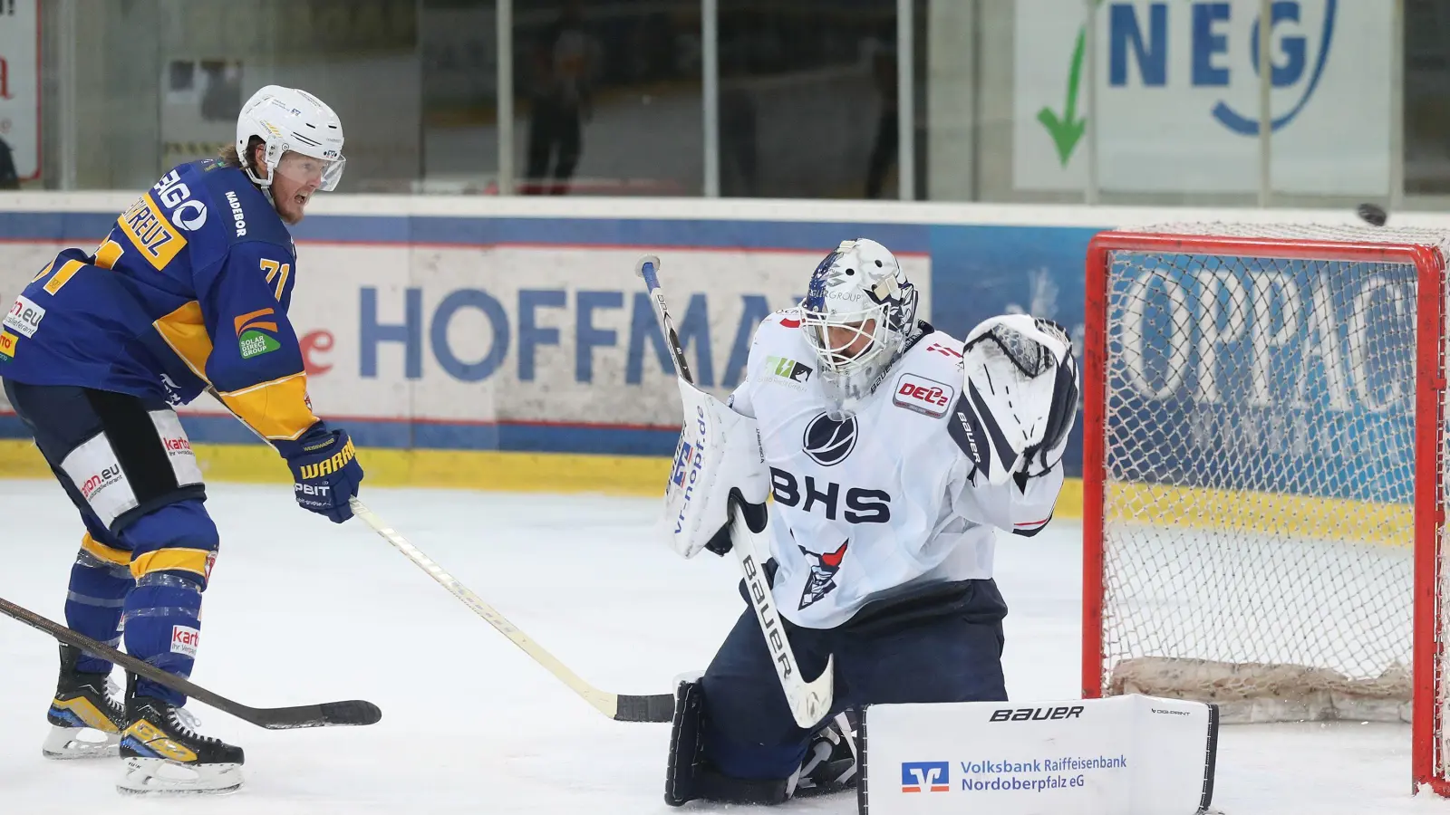 Der Weidener Goalie Marco Wölfl (rechts) blieb auch in der Lausitz ohne Gegentor. Die Devils siegten bei den Füchsen mit 4:0. (Bild: Thomas Heide)