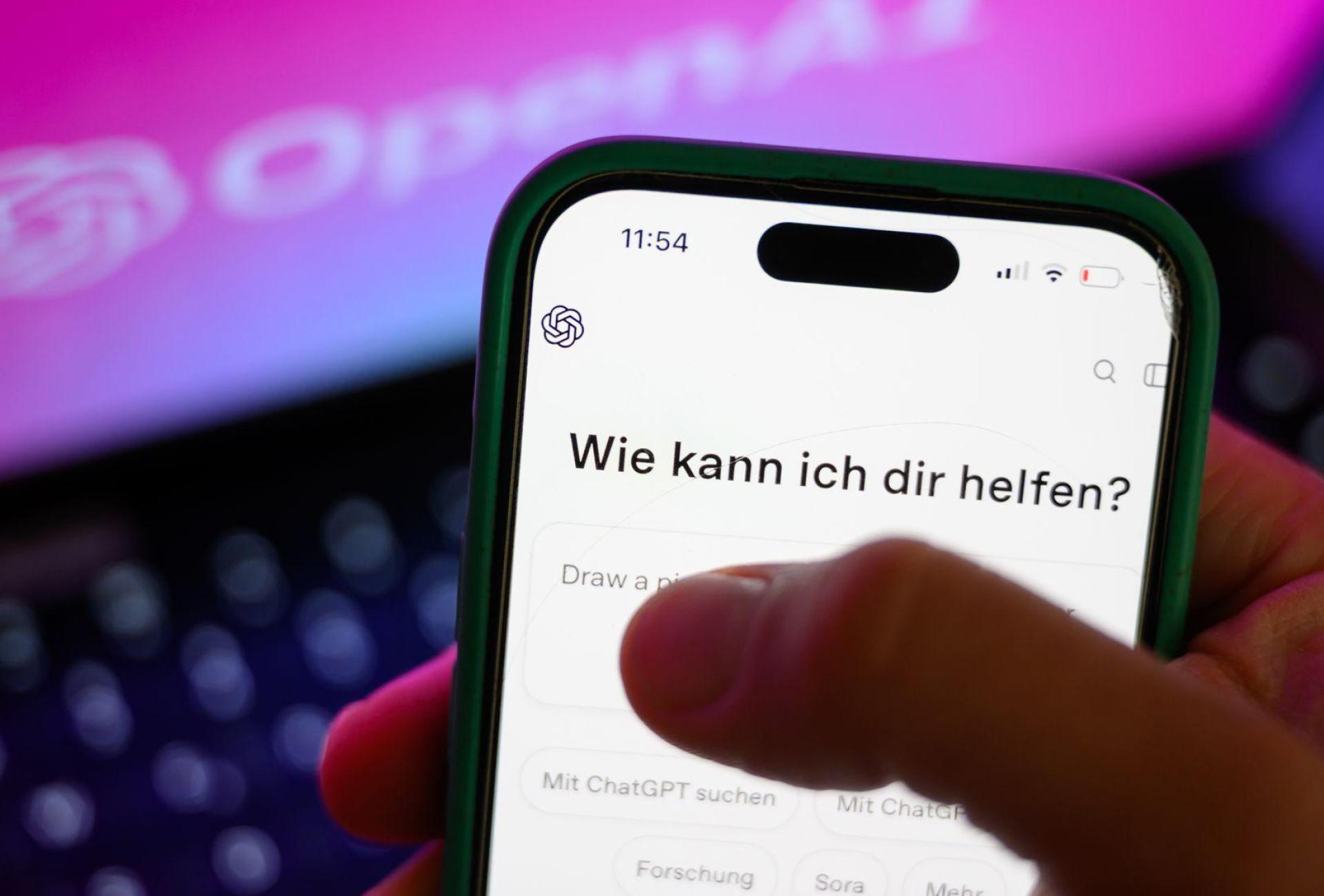 Mit Abstand am häufigsten nutzen Jugendliche den KI-Chatbot ChatGPT des Betreibers OpenAI.(Illustration)  (Bild: Hendrik Schmidt/dpa)