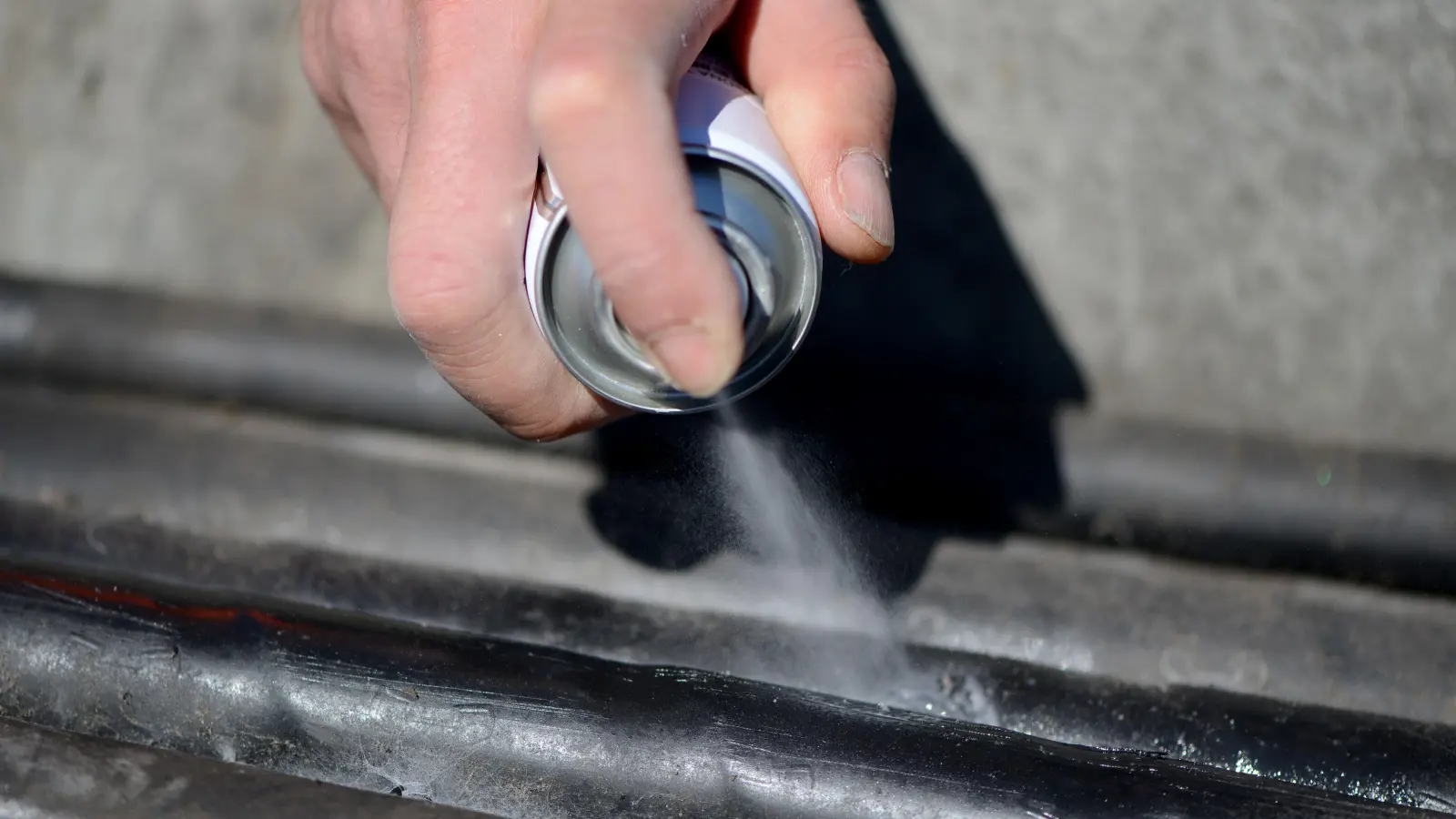 Ein Graffiti-Sprayer hat sich in einem Treppenhaus zu schaffen gemacht.  (Bild: Caroline Seidel/dpa)