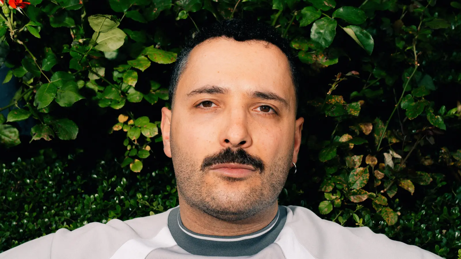 Fikri Anıl Altıntaş spricht über Männlichkeit und Gleichstellung. (Bild: Julius Gabele)