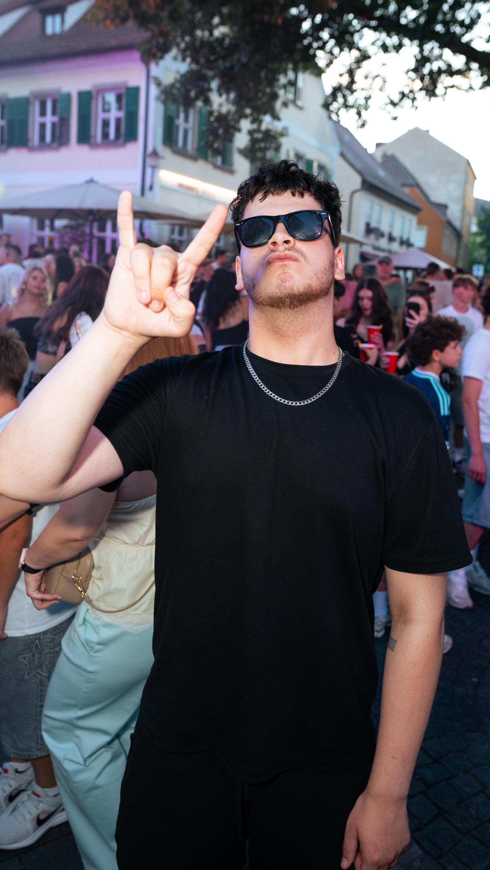 DJ Dollar Bill rockt den Schlörplatz. (Bild: Hannes Stock)