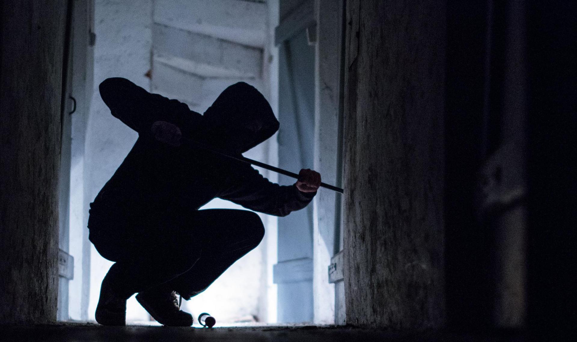 Der Polizei Weiden gelingt es, einen Einbrecher während der Tat festzunehmen. (Symbolbild: Silas Stein)