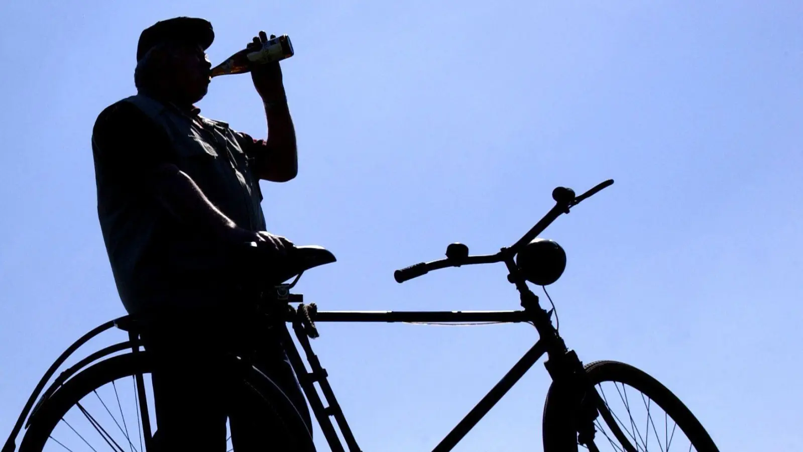 Knapp hinter der Landkreisgrenze von Amberg-Sulzbach auf dem Gemeindegebiet von Vorra im Nürnberger Land verletzte sich ein Radfahrer schwer beim Zusammenstoß mit einem anderen Radfahrer. Ob Alkohol eine Ursache gewesen sein könnte, lässt die Polizei prüfen. (Symbolbild: Patrick Pleul)