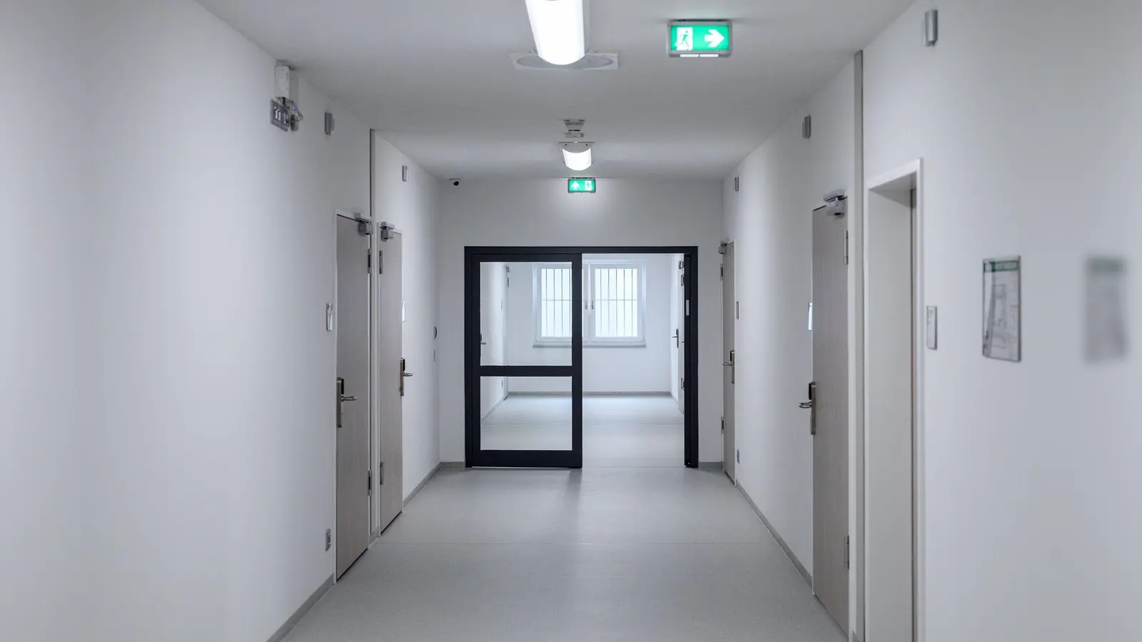Ein Jugendlicher hat in einer geschlossenen Einrichtung in Regensburg am Donnerstagvormittag zwei Menschen schwer verletzt - darunter ein Kind. (Symbolbild: Daniel Vogl/dpa/Archivbild)