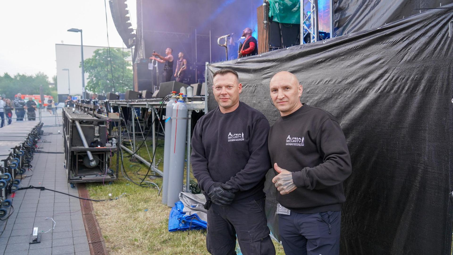 Die Rammstein-Coverband „Stahlzeit” heizt am dritten Tag des Campus Open Air dem Publikum ordentlich ein. (Bild: scm)