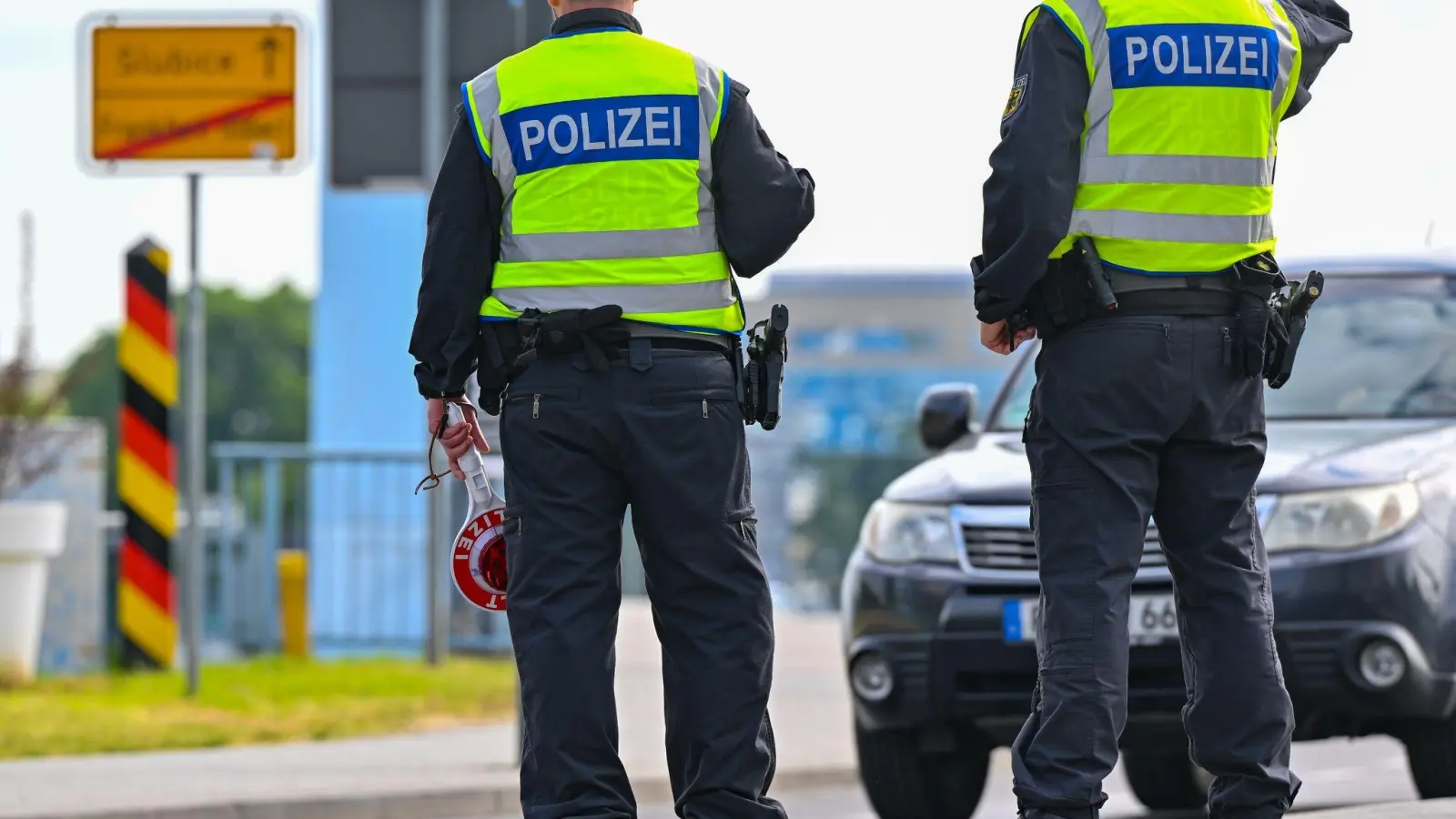 Beamte der Bundespolizei stehen an der deutschen Grenze. (Bild: Patrick Pleul/dpa/Symbolbild)