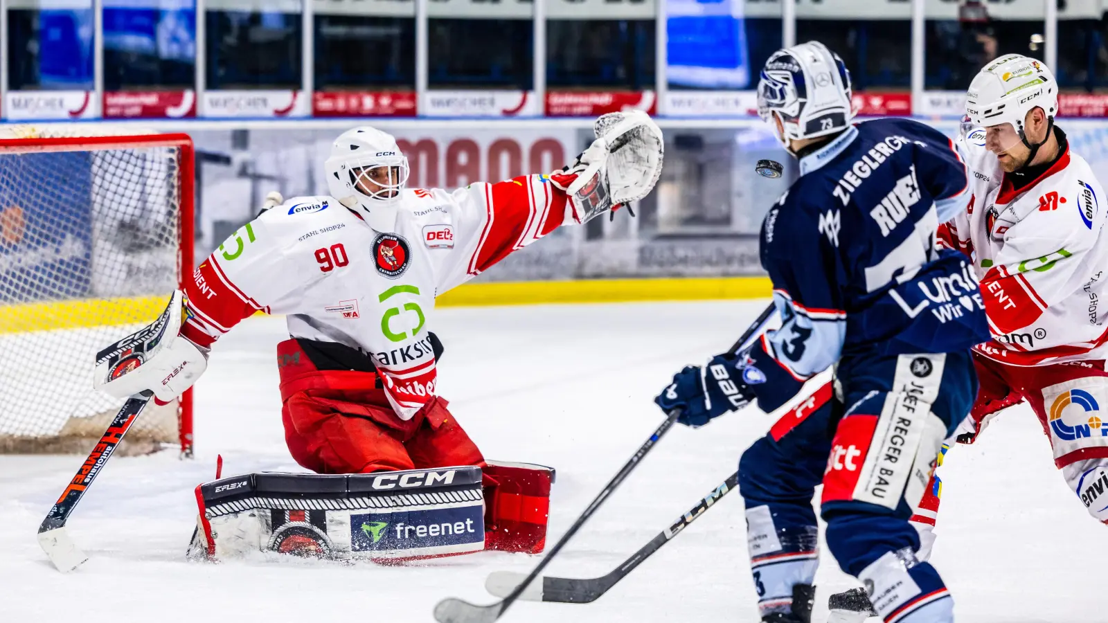 Blue-Devils-Kapitän Tomas Rubes (Mitte) lupfte die Scheibe in dieser Szene zum zwischenzeitlichen 2:0 über die Fanghand von Oleg Shilin (Eispiraten Crimmitschau) ins Tor. (Bild: Tobias Neubert)