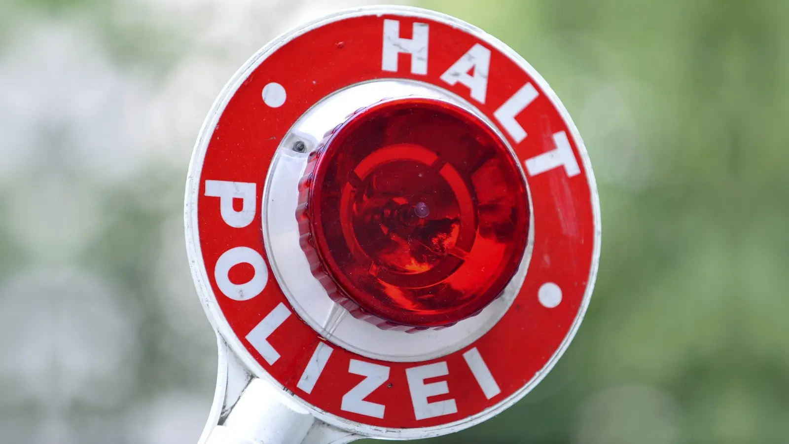Die Grenzpolizei fand bei einer Kontrolle auf der A6 einen gestohlenen Sattelzugaufleger im Wert von 200.000 Euro. (Symbolbild: Frank Leonhardt/dpa)