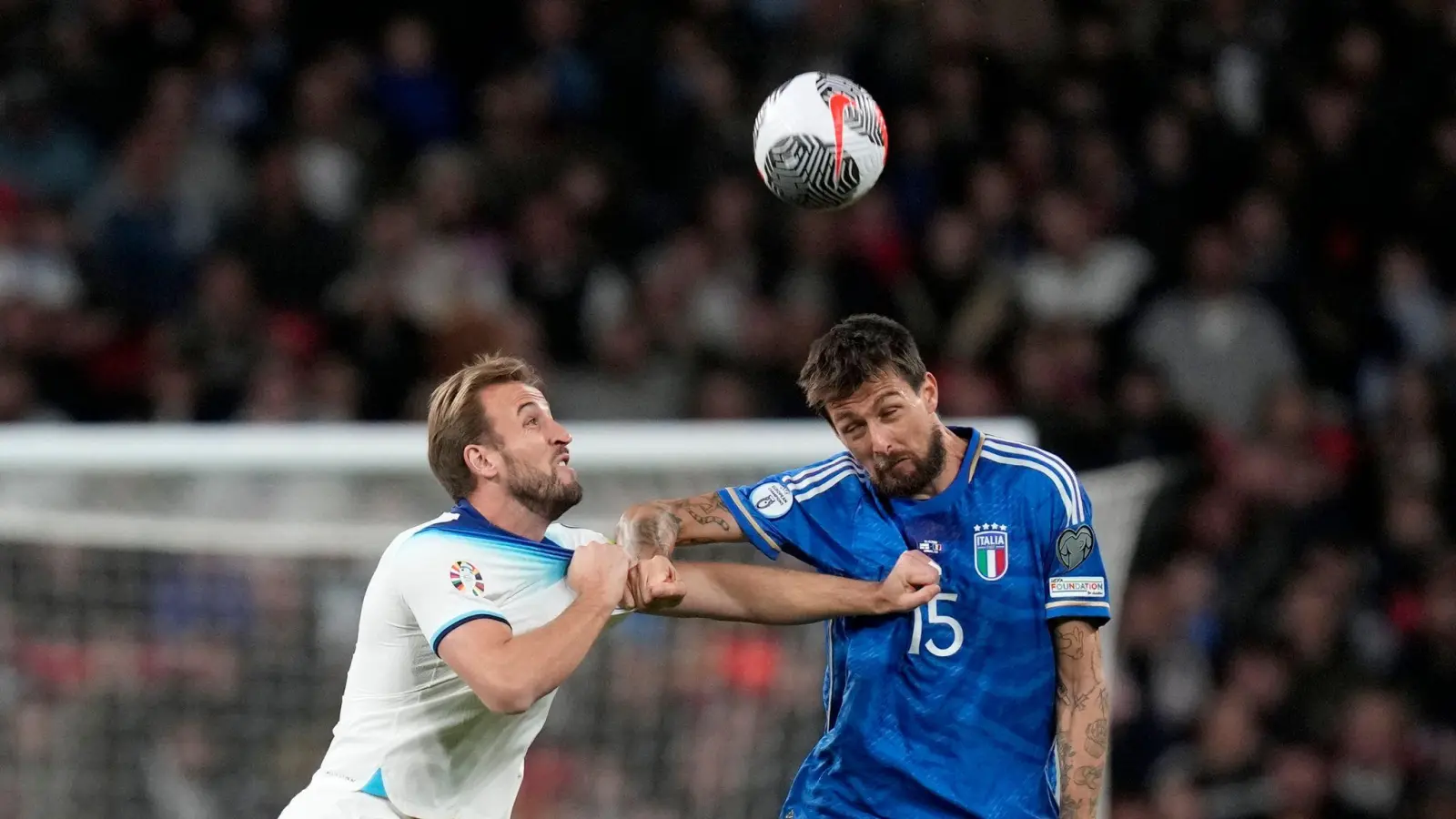 Englands Harry Kane (l) im Zweikampf mit Italiens Francesco Acerbi. (Bild: Kirsty Wigglesworth/AP/dpa)