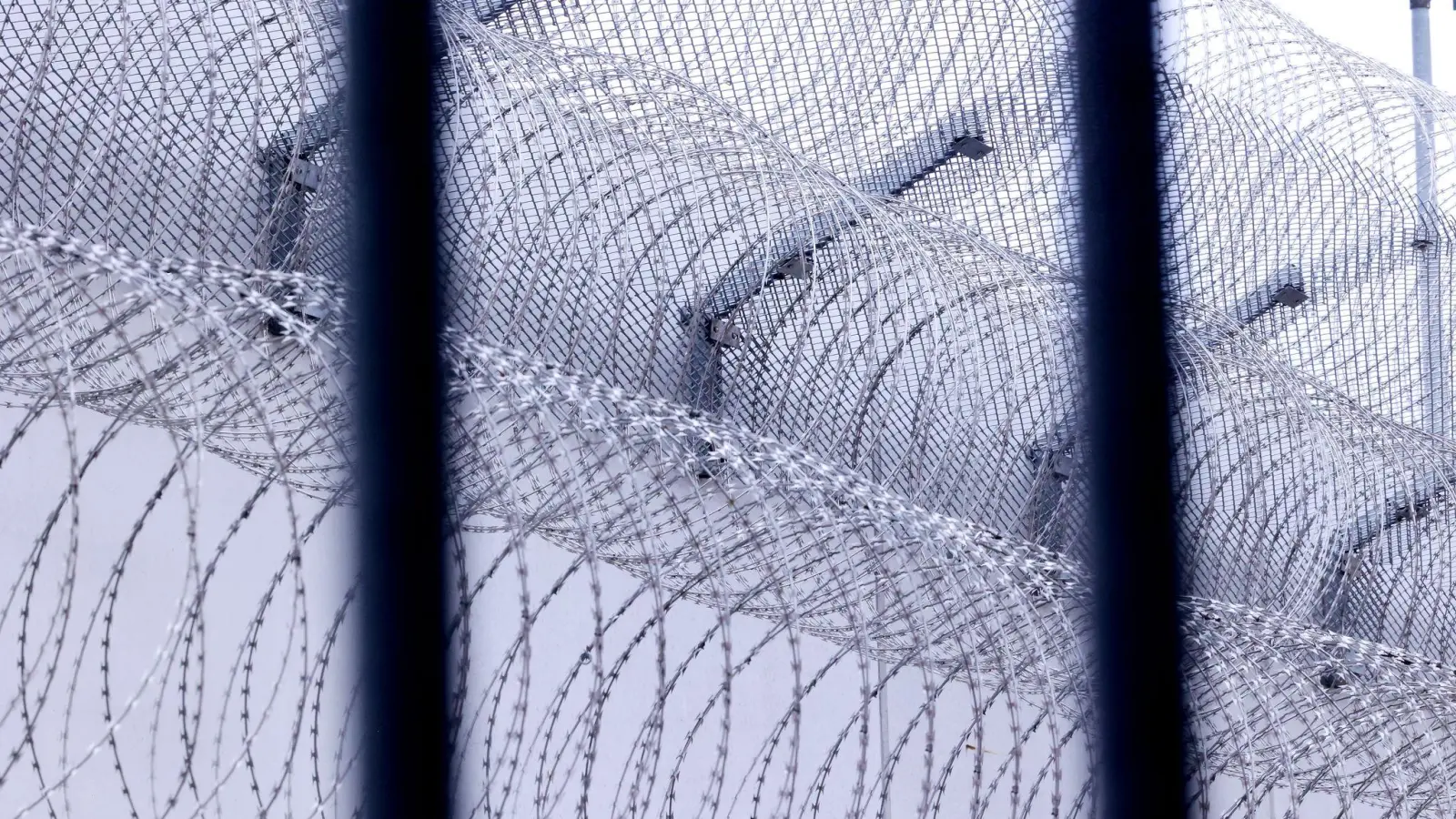 Die Flucht eines Häftlings in der Tasche eines Mitgefangenen fiel erst nach 24 Stunden auf. (Archivbild) (Bild: David Young/dpa)