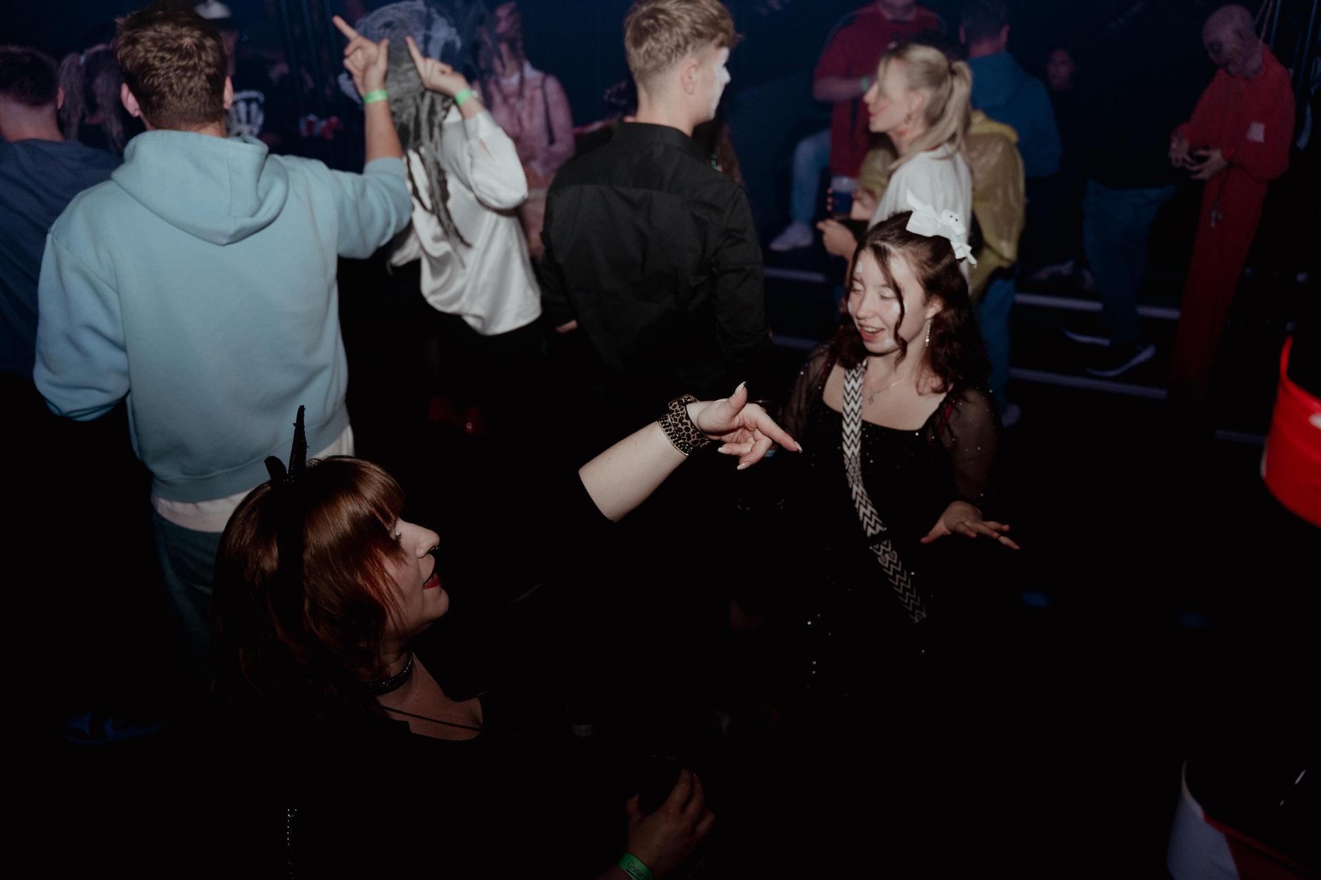 Im Labelle in Waidhaus waren am Freitag die Zombies, Teufel und Geister unterwegs und gaben zur Musik von DJ Michael B. zusammen Vollgas. (Bild: Timo Kraus)