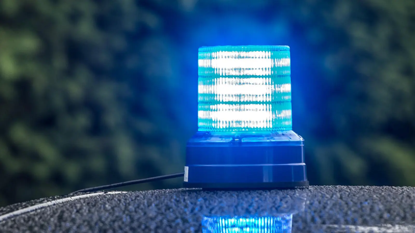 Ein landwirtschaftliches Gespann touchierte einen Pkw auf der Kreisstraße NEW 41. Die Polizei sucht Zeugen. (Symbolbild: Armin Weigel/dpa)