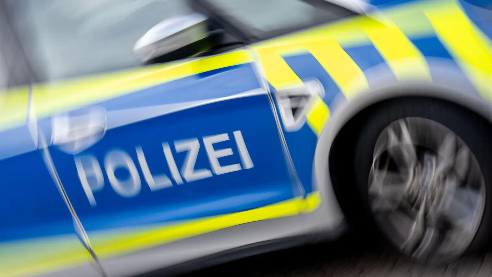 Ein Autofahrer rammte am Dienstag in Weiden eine Laterne und flüchtete.  (Symbolbild: Hendrik Schmidt/dpa)
