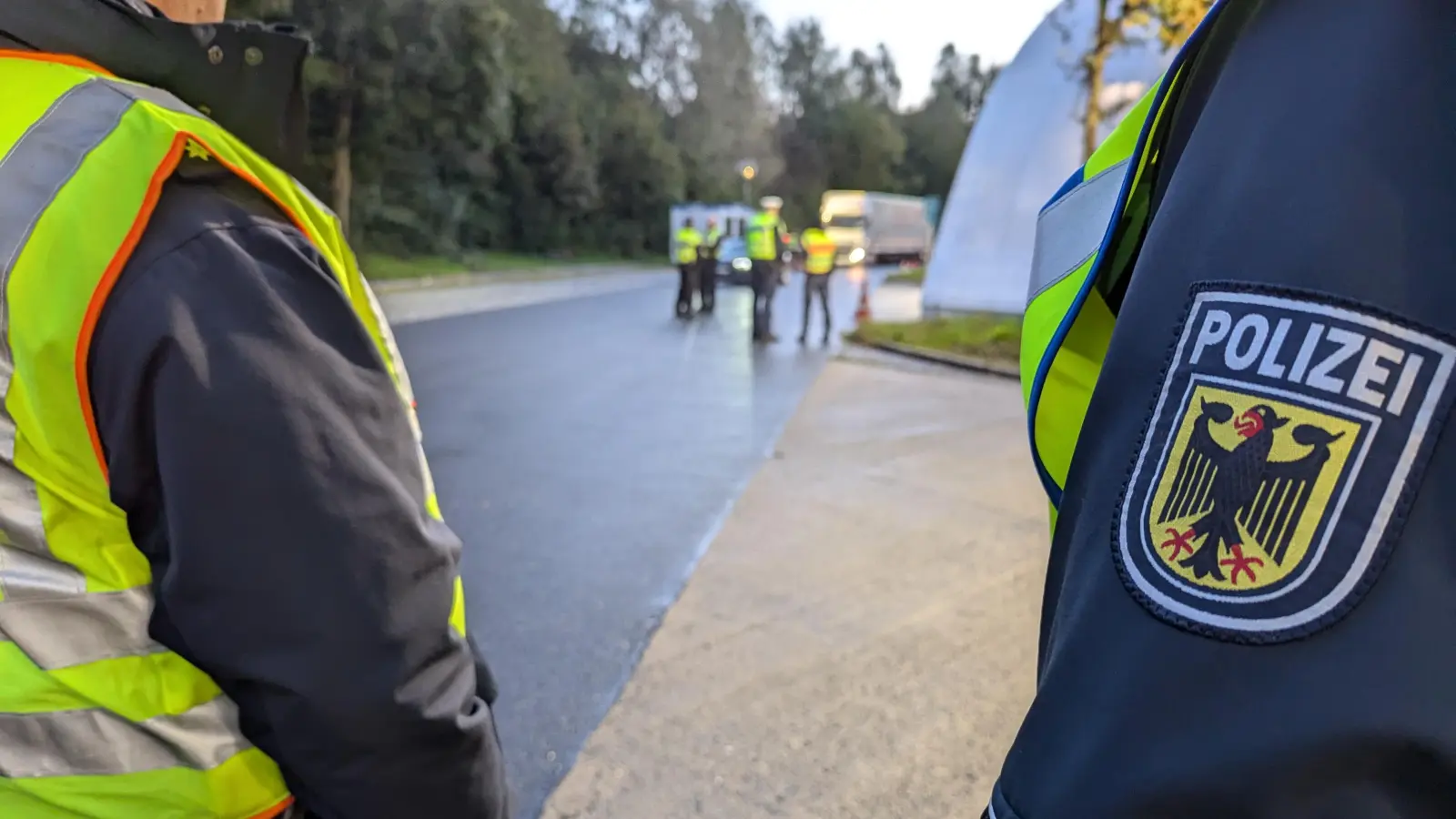 Regelmäßig finden an der A 6 Grenzkontrollen statt. Jüngst gingen dabei eine unberechtigt eingereiste Frau und ein gesuchter Ladendieb ins Netz der Bundespolizei. (Bild: Bundespolizei)