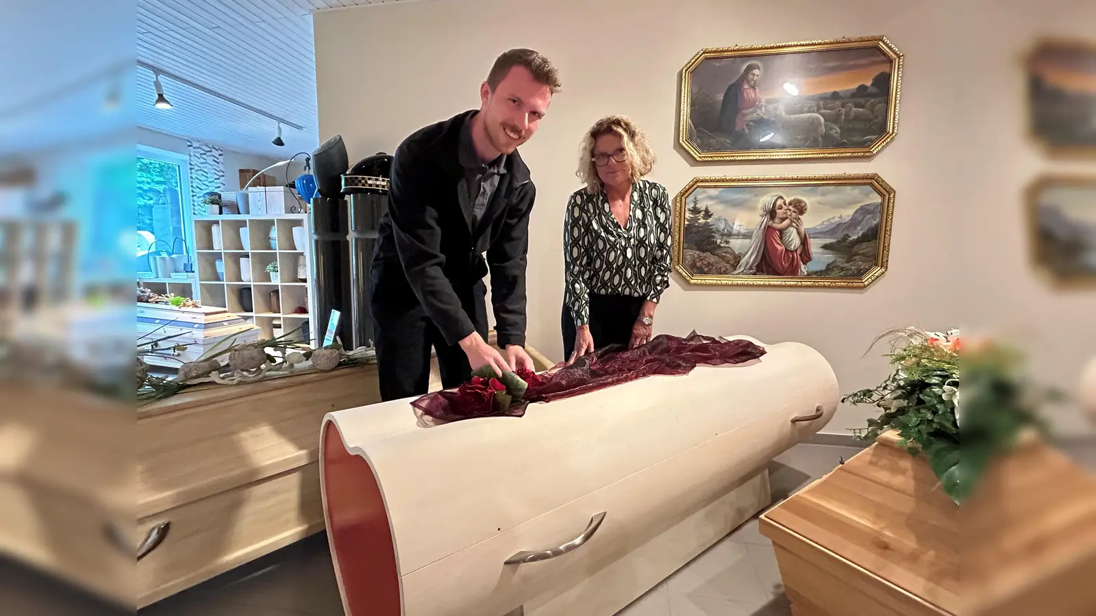 Der 24-jährige Corbinian Kraus aus Vohenstrauß hat die Ausbildung zur Bestattungsfachkraft als Kammersieger abgeschlossen. Darüber freut sich auch seine Chefin und Patentante Christine Schmidt.  (Bild: ck)