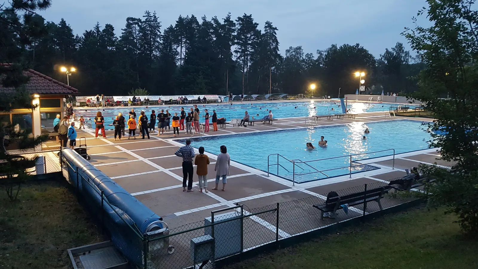 Besondere Atmosphäre in der Dämmerung: Heuer gibt es eine Neuauflage des 24-Stunden-Schwimmens im Weidener Schätzlerbad.<br> (Bild: Lions-Club Weiden/exb)