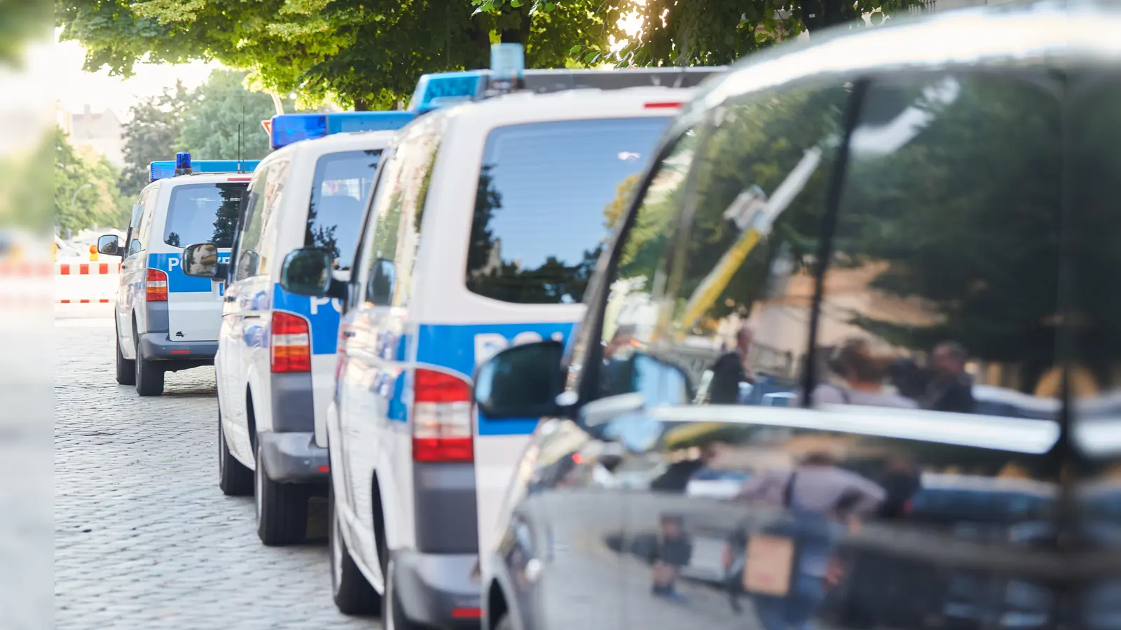 Die Bundespolizei Waidhaus vollstreckte am Wochenende insgesamt fünf Haftbefehle während Kontrollen auf der Autobahn 6. (Symbolbild: Annette Riedl/dpa)