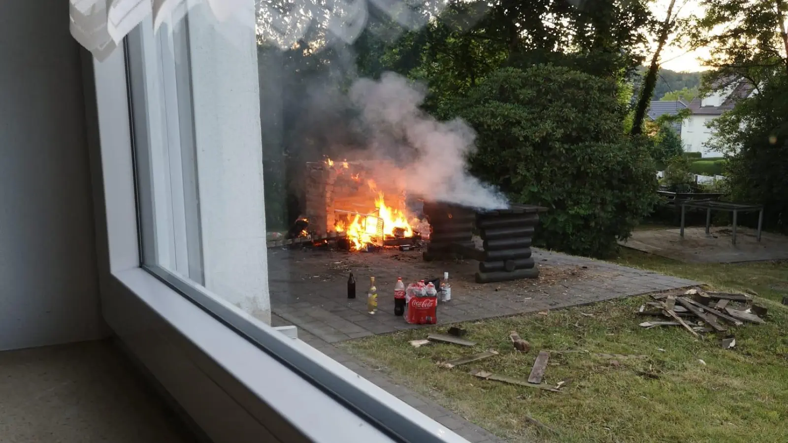 Dieses Bild zeigt die Handy-Aufnahme eines Zeugen während des Brandes. (Bild: PI Neustadt/WN)