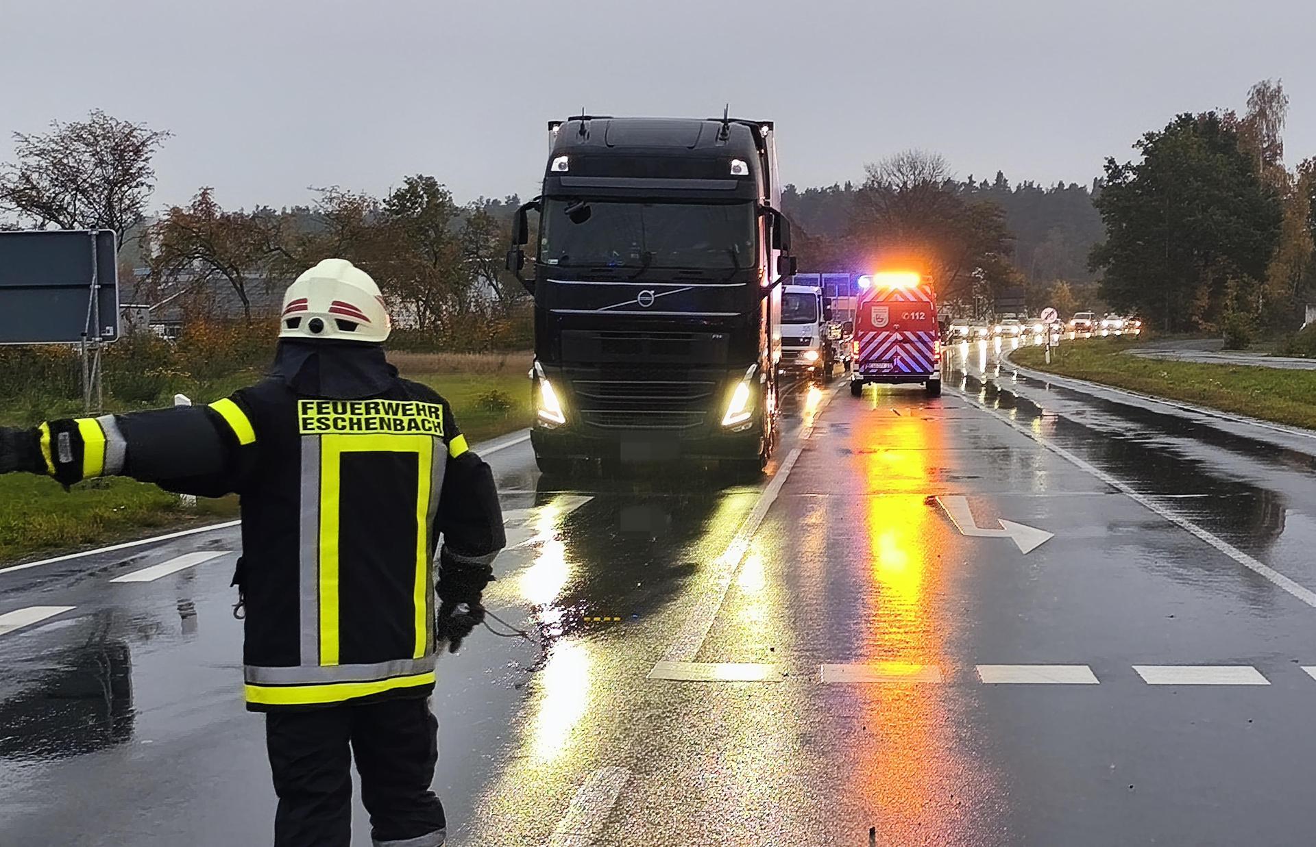Wegen eines Unfalls auf der B 470 bei Eschenbach kam es am Mittwochmorgen zu Verkehrsbehinderungen.  (Bild: Jürgen Masching)