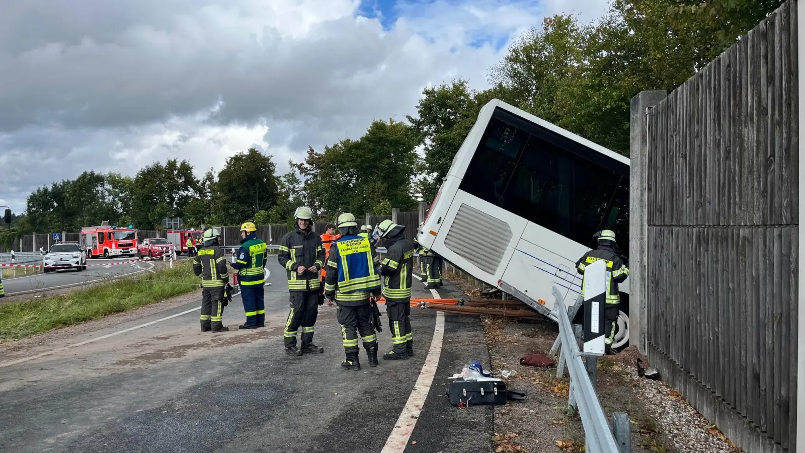 Bei einem Busunfall auf der A93 bei Weiden-Frauenricht wurden am Freitagvormittag mehrere Menschen teils schwer verletzt.  (Bild: Gabi Schönberger)