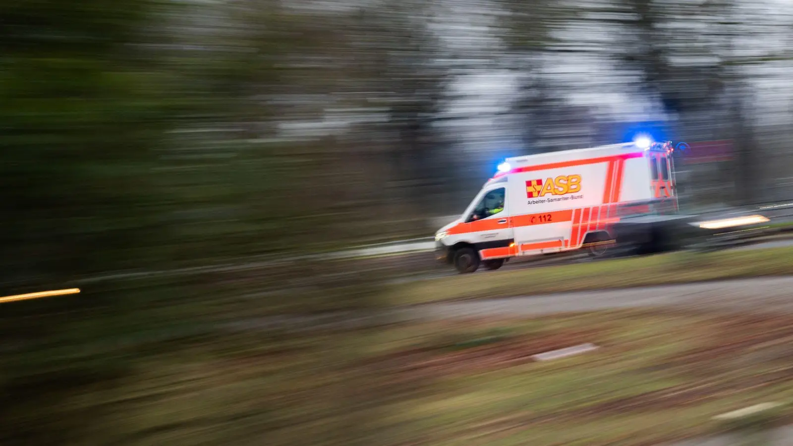 Zwei Traktorfahrer kamen bei Unfällen in Niederbayern ums Leben. (Symbolbild: Julian Stratenschulte/dpa)