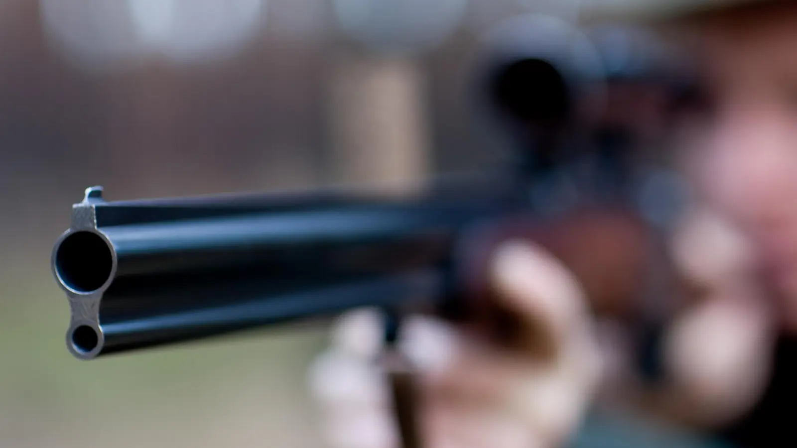 Ein Jagdunfall in Hemau endet für einen 54-jährigen mit einer schweren Verletzung am Fuß. (Symbolbild: Patrick Pleul/dpa)