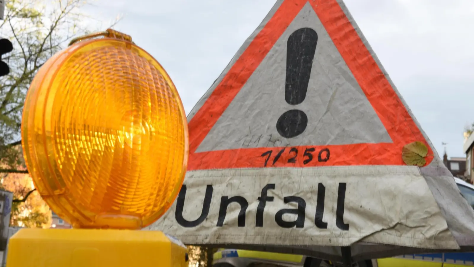 Die Bundesstraße 22 bei Schönthal ist nach einem schweren Verkehrsunfall gesperrt.  (Symbolbild: Patrick Seeger/dpa )