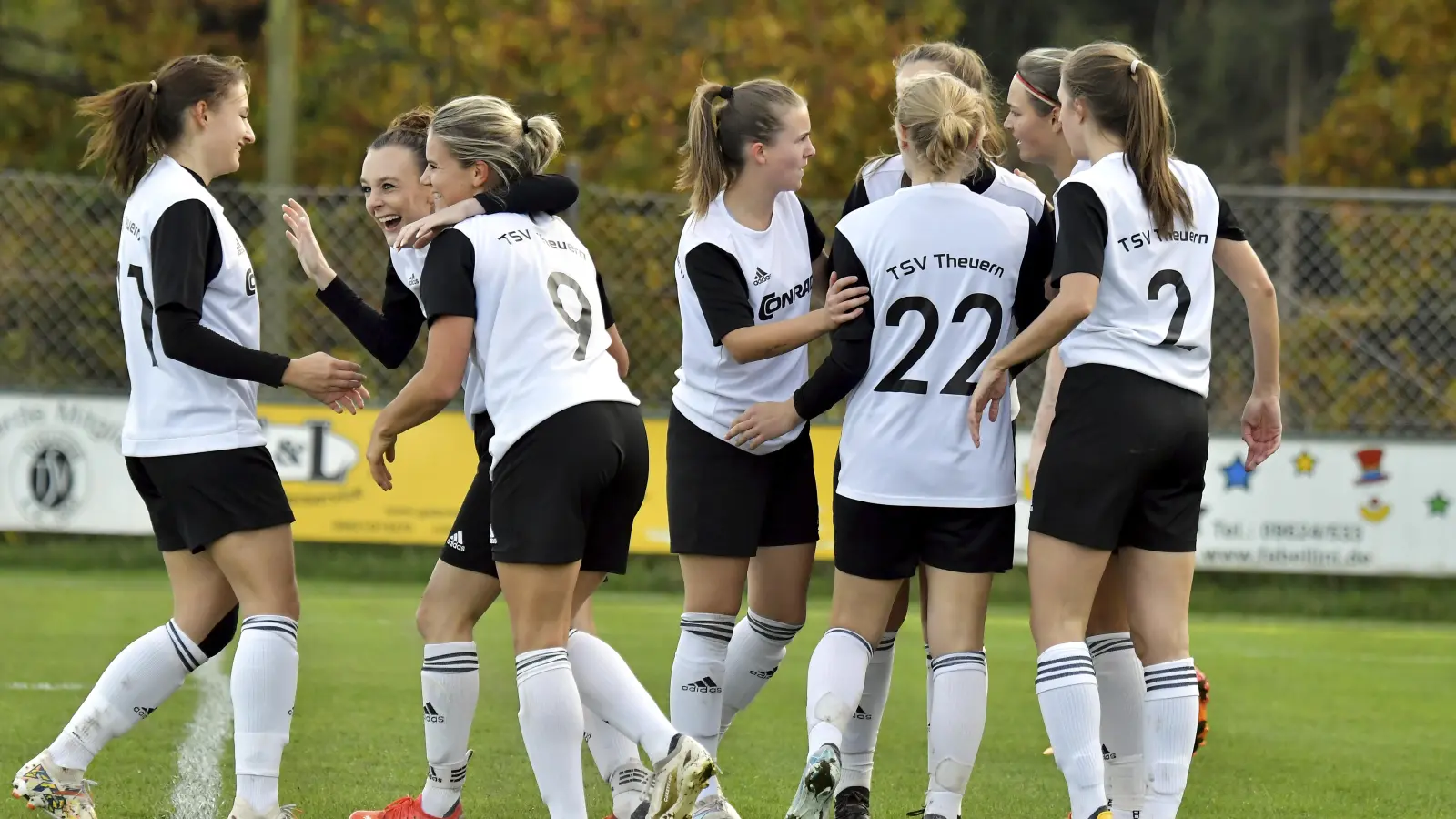 Ein Unentschieden wie ein Sieg: Die Theuerner Fußballerinnen durften ein starkes 2:2 gegen den Bayernliga-Spitzenreiter SpVgg Greuther Fürth bejubeln.  (Bild: Hubert Ziegler)