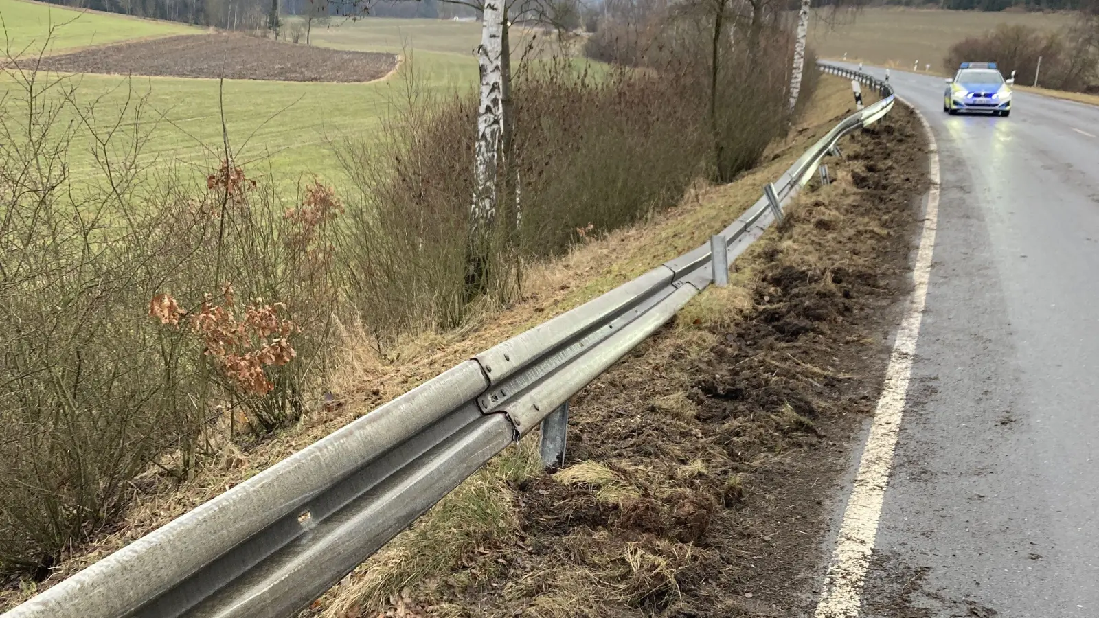 Auf der Staatsstraße 2172 bei Püchersreuth ist ein Audi A6 in die Leitplanke geraten und hat diese über eine Länge von 150 Metern beschädigt und teilweise zerstört. Die Polizei sucht Zeugen. (Bild: PI Neustadt/WN, Franz, PHK)