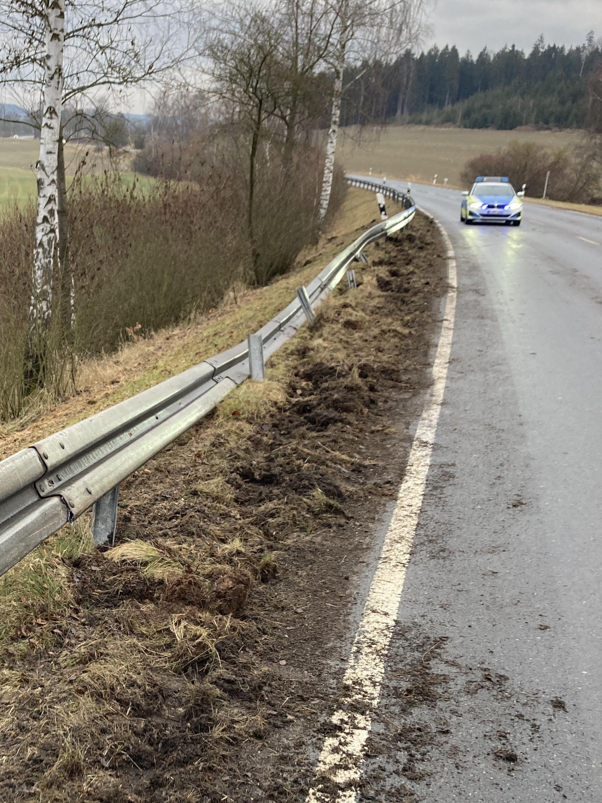 Auf der Staatsstraße 2172 bei Püchersreuth ist ein Audi A6 in die Leitplanke geraten und hat diese über eine Länge von 150 Metern beschädigt und teilweise zerstört. Die Polizei sucht Zeugen. (Bild: PI Neustadt/WN, Franz, PHK)