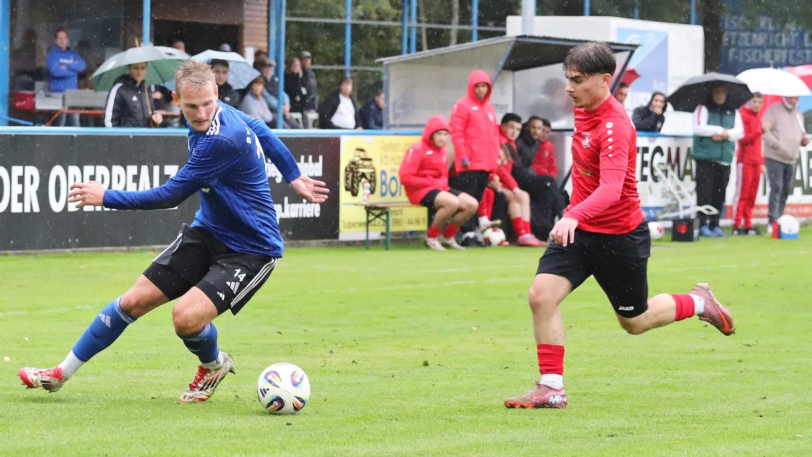 Noah Scheler (am Ball) wechselt zu Saisonende vom SV Etzenricht zum SV SAD_Ettmannsdorf. (Bild: war)