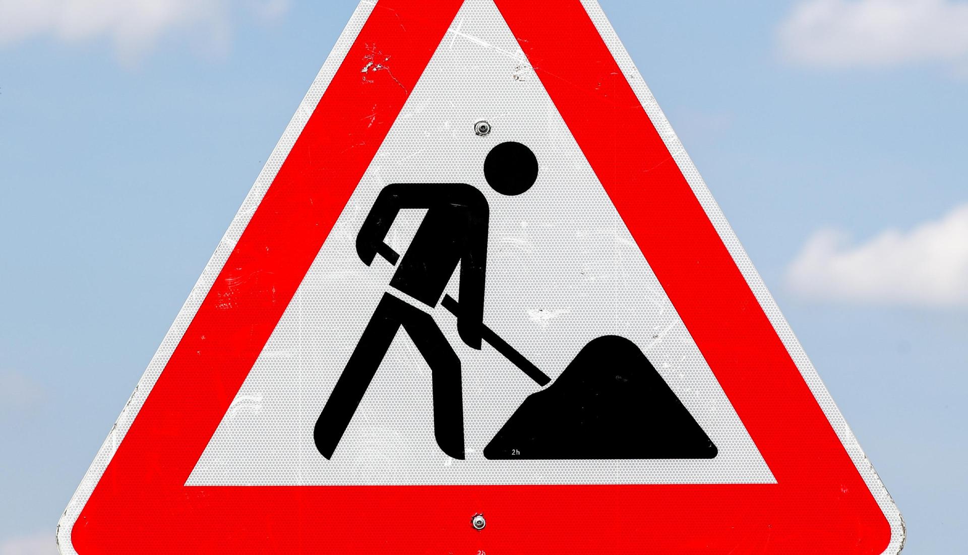 Zwei Jahre lang sollen die Bauarbeiten voraussichtlich dauern, die in der Roschauer Straße beginnen. Diese Straße sowie Nebenstraßen müssen gesperrt werden. (Symbolbild: Jan Woitas/dpa)