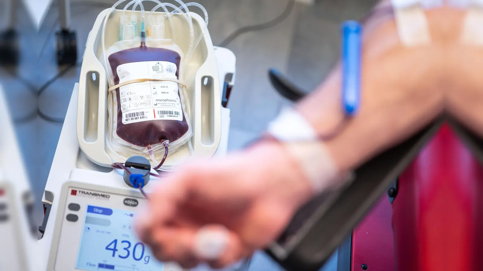 Eine Blutkonserve wird während einer Spende gefüllt.  (Symbolbild: Marius Becker/dpa)