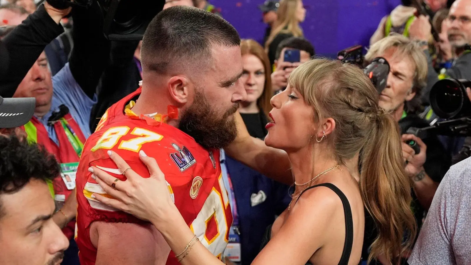 Zeigten sich gemeinsam auf der Bühne: Taylor Swift und Travis Kelce (Archivbild). (Bild: John Locher/AP/dpa)