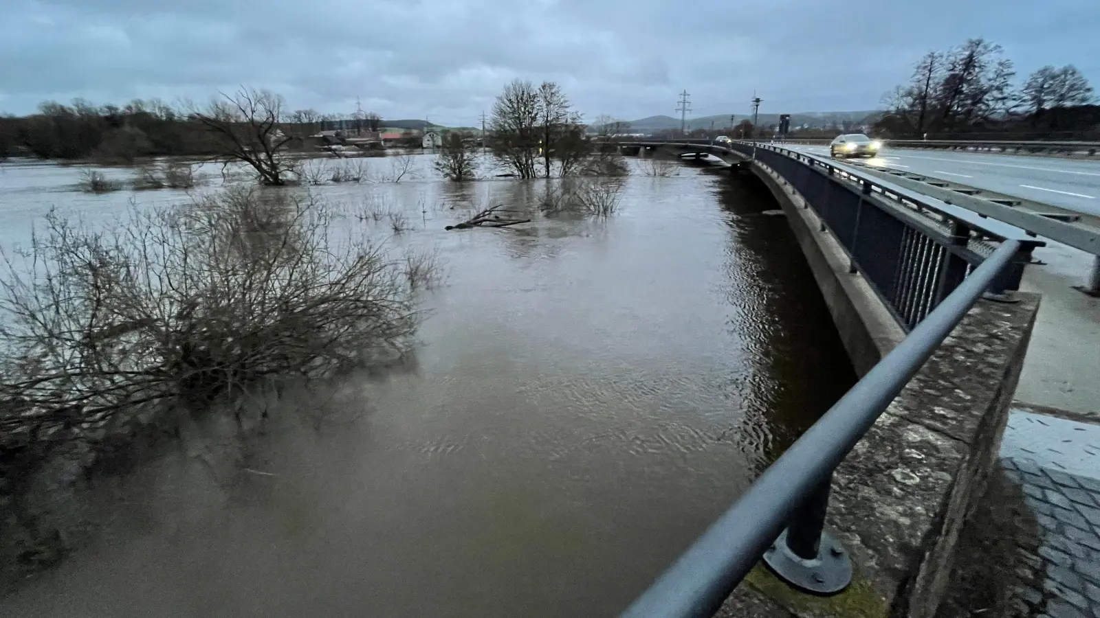 Auch bei Luhe-Wildenau ist Hochwasser. (Bild: Stefan Zaruba)