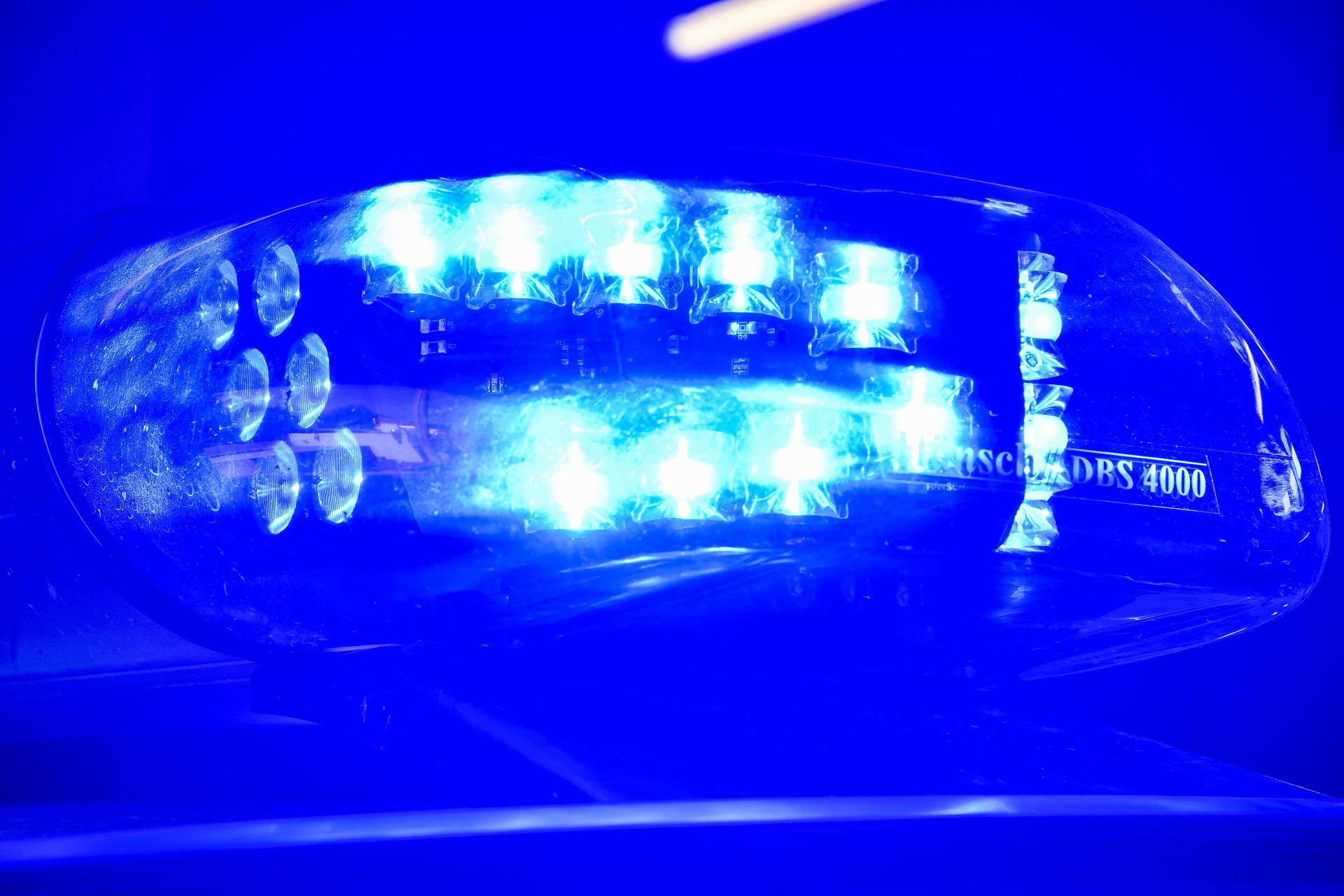 Bei einem Auffahrunfall nahe Kohlberg werden zwei Menschen leicht verletzt. Die Polizei beziffert den Sachschaden auf 15000 Euro.  (Bild: Petra Hartl)