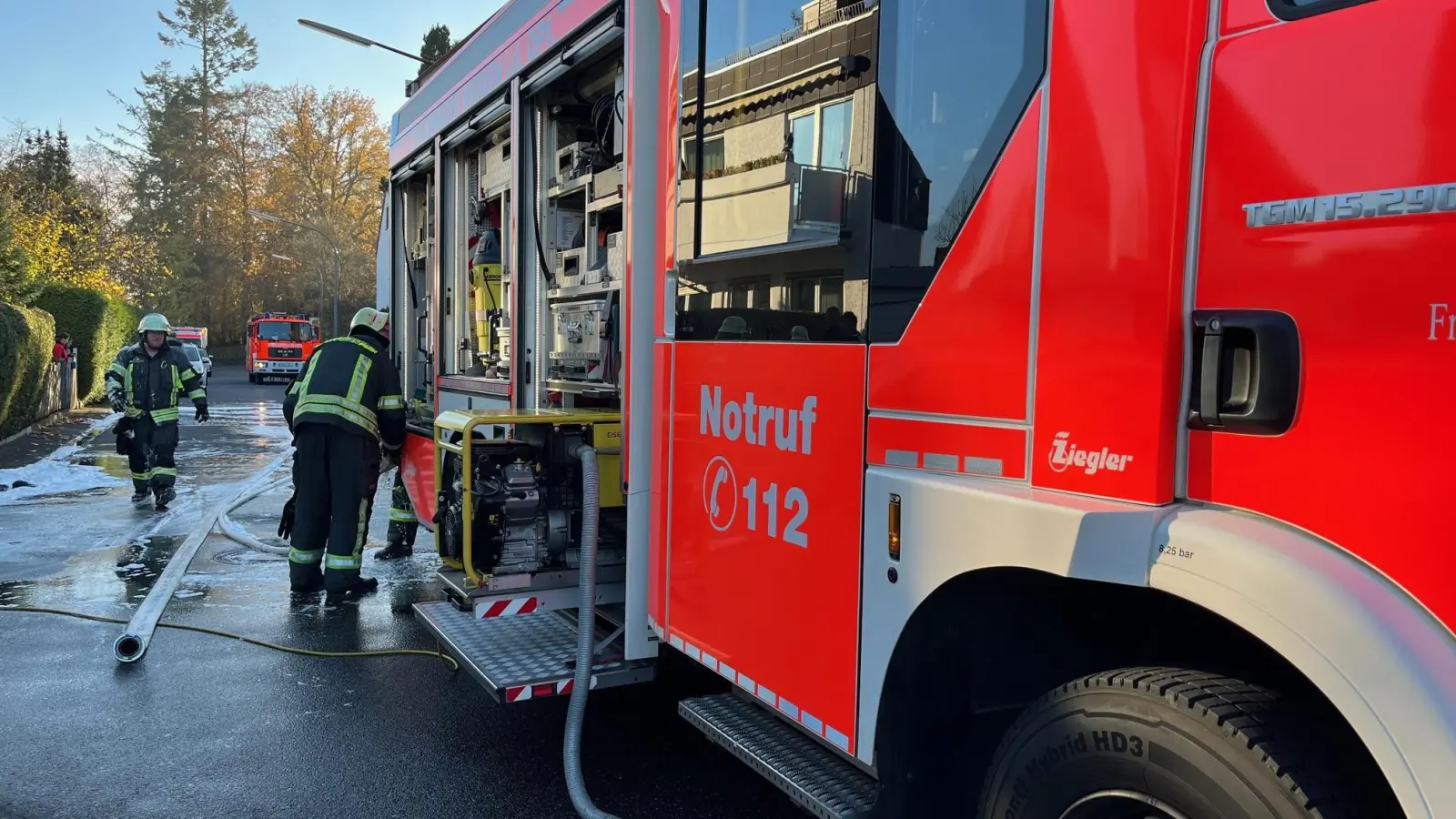 Feuerwehreinsatz in der Heidestraße am Montagnachmittag: Dort war aus einem Kellerschacht eine Menge Rauch aufgestiegen. (Bild: Gabi Schönberger)